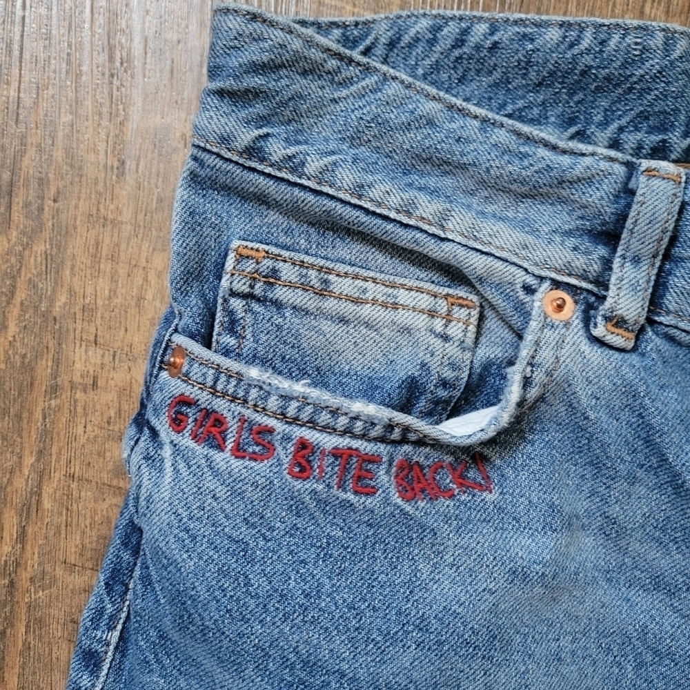 H&M Women's  "Girls Bite Back" Straight Regular Jeans with Raw Edge Hem Size 6 - Picture 4 of 6